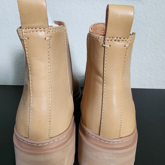 Madewell NWOT camel Chelsea boot - Picture 2 of 7